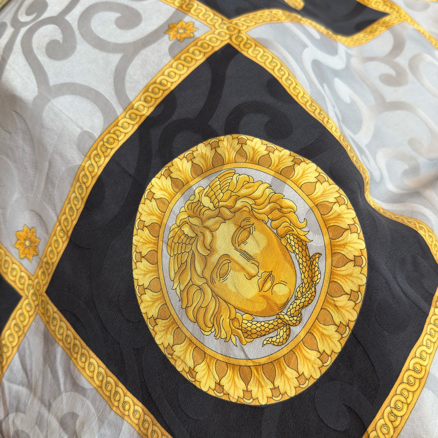 Basile vintage zijden sjaal